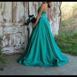 Stunning! Sherri Hill Emerald Green Formal!